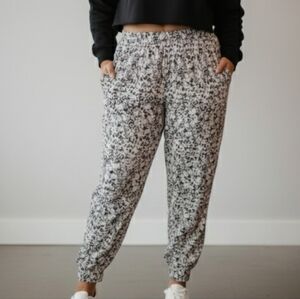 Muk Luks Women's 2XL Black and White Patterned Joggers Comfortable Lounge Pant